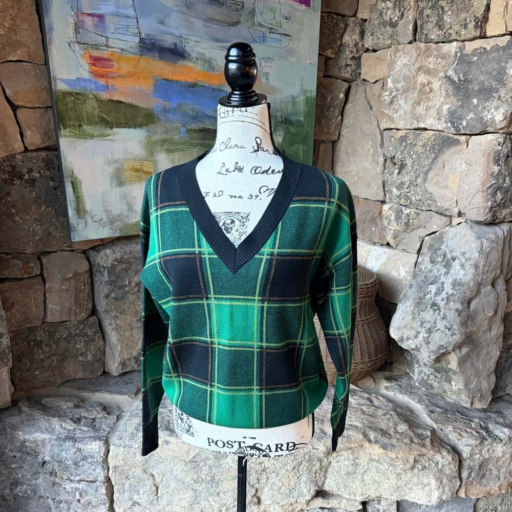 Tahari Women’s Medium Green Black Plaid V-Neck Sweater Preppy Tartan Knit